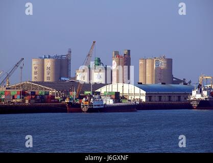 TAICHUNG, TAÏWAN -- 1 janvier 2014 : une vue partielle du Port de Taichung, qui est maintenant le deuxième plus grand port de Taïwan après le Port de Kaohsiung. Banque D'Images