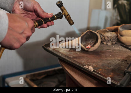 Par la fonderie d'argent dans son atelier d'Artisan Banque D'Images