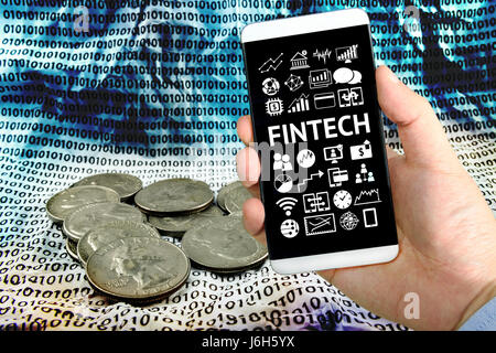 La technologie de l'Internet financier Investissement Fintech Concept. Businessman hand holding smartphone , la technologie et les finances icône , Dollar coins on digital Banque D'Images