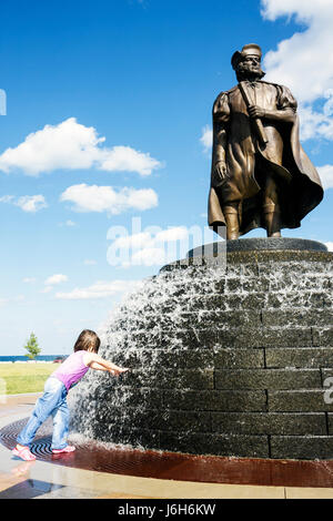 Wisconsin Kenosha County,Kenosha,Harbour Park,Christophe Colomb,statue,fontaine publique,filles,jeune fille,enfants filles,enfants filles jouer,se mouiller,enfant Banque D'Images