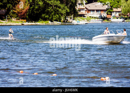 Kenosha Wisconsin, Paddock Lake, Old Settlers Park, bateau à moteur, ski nautique, skieur, grand angle, sport, loisirs, vitesse, amusement, homme hommes hommes, femme femmes, tirer Banque D'Images