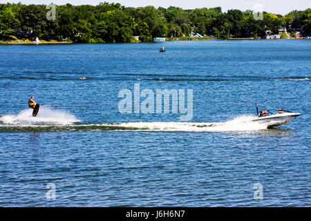 Kenosha Wisconsin, Paddock Lake, Old Settlers Park, bateau à moteur, ski nautique, skieur, sport, loisirs, vitesse, amusement, maisons en bord de lac, les visiteurs se rendent à Banque D'Images