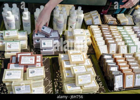 Roanoke Virginia,Market Square,Farmers' Market,savon naturel,vente de cas d'exposition,vendeurs stall stands stands stand stands stand marché, acheteur achetant sellin Banque D'Images