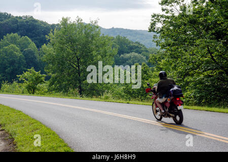 Blue Ridge Parkway Virginia,Appalachian Mountains,courbe,nature,naturel,paysage,arbres,lignes jaunes,motocyclettes,vélo,vélo,vélo Biker Bike bic Banque D'Images