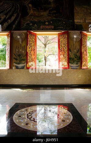 L'éclairage et à l'ombre de l'ubosot Wat Wachirathammasatit ou wat thung satit temple pour prier et de respect de la statue de Bouddha, le 19 février 2017 à Bangkok, Banque D'Images