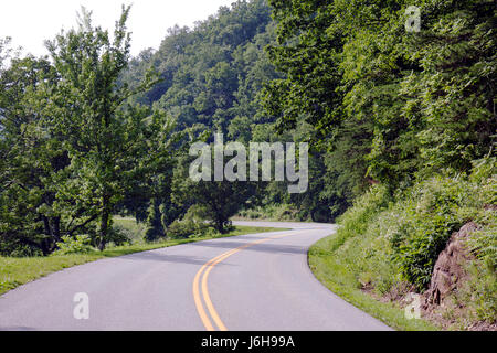 Blue Ridge Parkway Virginia, Appalachian Mountains, près des sommets d'Otter, courbe, nature, paysage naturel, route, lignes jaunes, les visiteurs voyagent à destination Banque D'Images