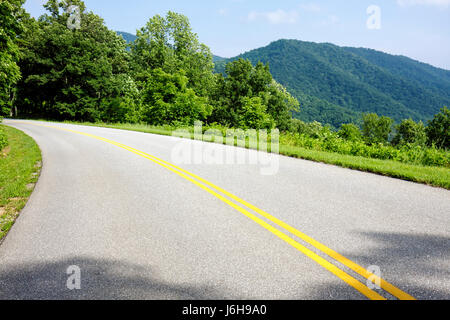 Blue Ridge Parkway Virginia,Appalachian Mountains,près des sommets d'Otter,courbe,nature,paysage,naturel,route,lignes jaunes,montagne,les visiteurs Voyage Voyage Voyage Banque D'Images