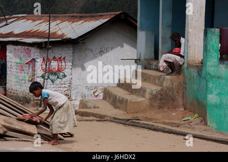 Le travail des enfants en Inde,montre les parents de l'affection pour son fils et sa fille,Travail,tamilnadu Inde du sud kerala boarder,asia,PRADEEP SUBRAMANIAN Banque D'Images