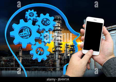 4.0 Systèmes industriels Cyber concept physique, tête humaine avec les engrenages du cerveau et bleu industry4.0 icones et main tenant le téléphone mobile à la raffinerie de pétrole Banque D'Images