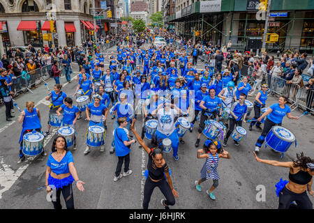 New York, New York, USA. 20 mai, 2017. La 11e édition du festival de danse et défilé dans la ville de New York est le plus grand événement de danse dans le nord-est. L'événement annuel s'est produit le samedi 20 mai, 2017 ; avec plus de 80 000 spectateurs, s'appuie sur la ville et l'incomparable talent de danse riche et varié, à des milliers de danseurs disposent de tous les coins de la ville, et à l'extérieur de la ville, à une économie dynamique et street parade dance festival. (Photo par : Erik Mcgregor/Pacific Press) Credit : PACIFIC PRESS/Alamy Live News Banque D'Images