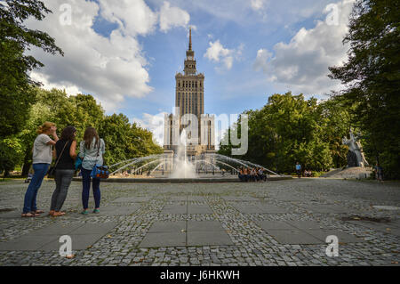 Varsovie, Pologne - Août 2014 : Trois femmes en face de la fontaine située près de Palais de la Culture et de la science à Varsovie, Pologne. Banque D'Images