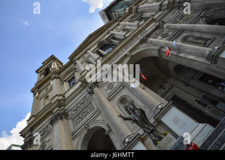 Varsovie, Pologne - Août 2014 : Architecture détails de statue du Pape Jean Paul II à l'entrée du temple. Banque D'Images