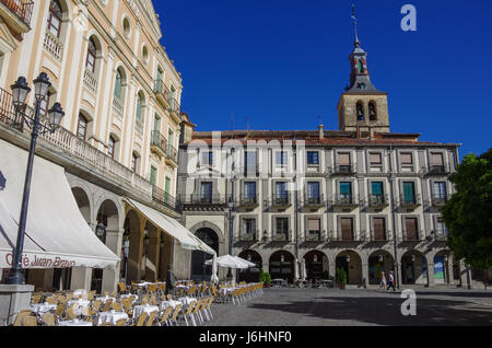 Segovia, Espagne - 5 mars, 2010 : Plaza de Armas (place centrale), dans la vieille ville historique de la ville médiévale de Segovia, Castilla y Leon, Espagne Banque D'Images