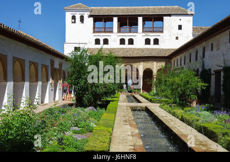 Vue générale de la cour du Generalife, avec sa célèbre fontaine et le jardin. Alhambra de Granada, Espagne complexe Banque D'Images