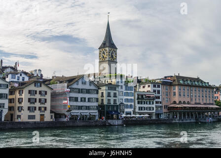 Zurich, Suisse - Août 22, 2010 : Avis de remblai de la rivière Limmat, dans la ville historique de centre-ville de Zurich, le Canton de Zurich. Banque D'Images