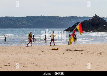 Lifegurards en service - Trois Cliffs Bay, Gower, Pays de Galles, Grande-Bretagne, Royaume-Uni, Europe Banque D'Images