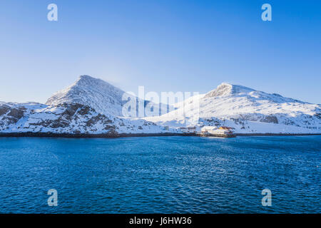 Paysage de montagne spectaculaire vu à partir d'un bateau de croisière express côtier Hurtigruten, à Havøysund, la Norvège. Banque D'Images