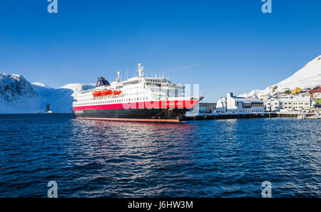 Bateau de croisière express côtier Hurtigruten MS Richard avec est accosté à Honningsvåg, comté de Finnmark, Norvège. Banque D'Images