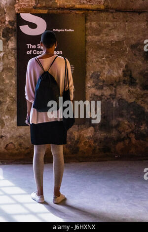 ,Venise,Castello Arsenale. 57e Biennale de Venise 2017, la Biennale di Venezia.Pavillon des Philippines Art,le spectre du 'Rapport', jeune femme Banque D'Images