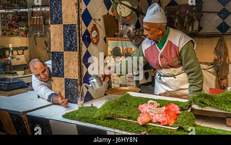 Verser du thé pour un ami dans le souk dans la Médina, Marrakech, Maroc, Afrique du Nord, Afrique Banque D'Images