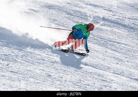 Bansko, Bulgarie - Janvier 15,2017;un skieur sur une des pistes de la célèbre station de ski bulgare Bansko.Il est situé sur la montagne Pirin Banque D'Images