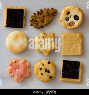 Un assortiment de biscuits salés croquants japonais comme arrière-plan. Banque D'Images