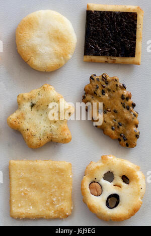 Un assortiment de biscuits salés croquants japonais comme arrière-plan. Banque D'Images