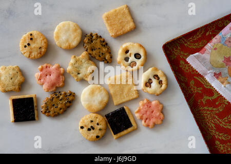 Un assortiment de biscuits salés croquants japonais comme arrière-plan. Banque D'Images