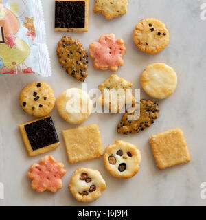 Un assortiment de biscuits salés croquants japonais comme arrière-plan. Banque D'Images