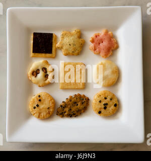 Un assortiment de biscuits salés croquants japonais comme arrière-plan. Banque D'Images