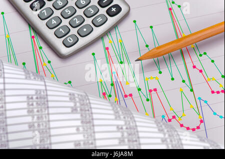 Le graphique et le tableau financier feuille avec succès à montrer calculatrice stock market Banque D'Images