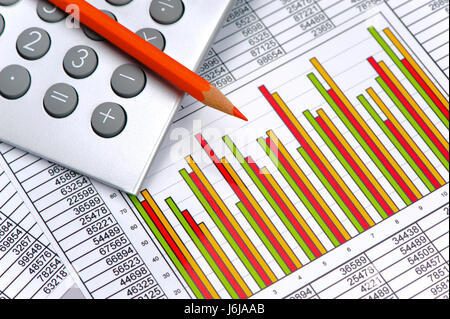 Le graphique et le tableau financier feuille avec succès à montrer calculatrice exchange market Banque D'Images