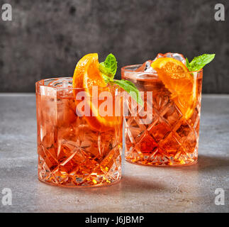 Deux verres d'Aperol soda cocktail sur la table gris Banque D'Images