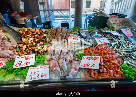 Marché de Fruits de mer avec liste de prix. Le poisson frais, les crevettes, le crabe et le calmar sur la glace Banque D'Images