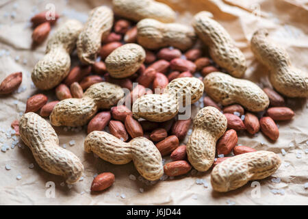 Arachides salées sont pelés et inshelled sur un sac en papier. L'analyse macro Studio Banque D'Images