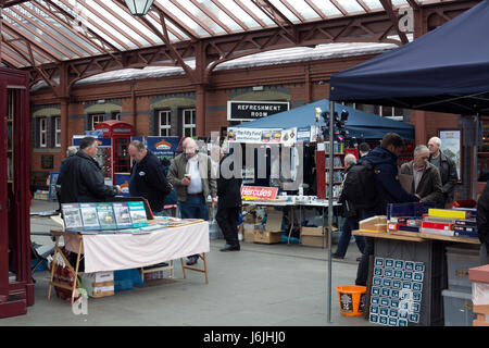 Passionnés du rail cale à la Severn Valley Railway, Kidderminster, UK Banque D'Images