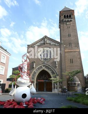 Jheronimus Bosch Art Centre dans l'ancienne Eglise Sint-Jacobs à Jeroen Boschplein, ville de Den Bosch, aux Pays-Bas. Fontaine est par le sculpteur Ruudt Peters Banque D'Images