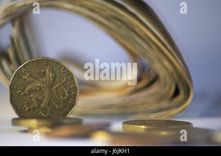 Monnaie tchèque et blury pack d'argent en arrière-plan. Vingt couronne tchèque en premier plan avec des pièces de monnaie et de l'argent pack blury en arrière-plan. Banque D'Images