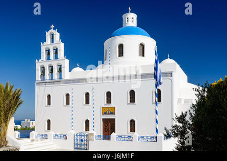 Église orthodoxe de Panagia Platsani situé sur la place principale d'Oia, Santorin, Grèce Banque D'Images