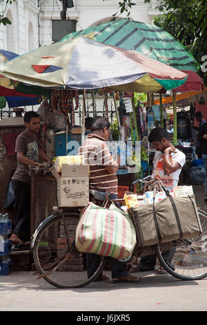 Man with bicycle parlant à un titulaire de décrochage sur Chowringhee Road Kolkata - Calcutta - West Bengal India Banque D'Images