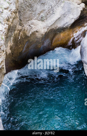 Puissant débit d'eau en montagne canyon Banque D'Images