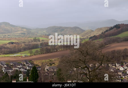 Un ciel brumeux gris plus de Crieff dans les Highlands d'Ecosse. Ben Chonzey et Glen Turret peut juste être vu dans thew distance via l'Brouillard écossais. Banque D'Images