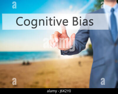 Biais cognitif - Man cliquez sur l'écran tactile virtuel. L'activité et l'informatique concept. Stock Photo Banque D'Images