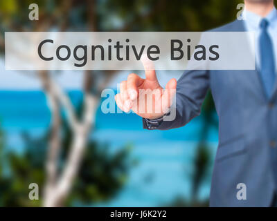 Biais cognitif - Man cliquez sur l'écran tactile virtuel. L'activité et l'informatique concept. Stock Photo Banque D'Images