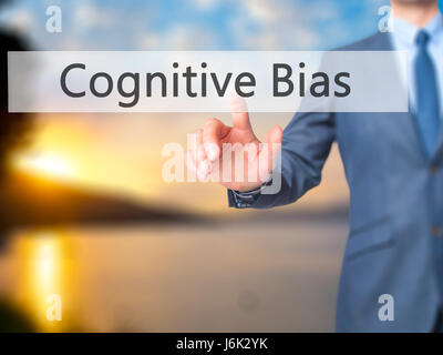 Biais cognitif - Man cliquez sur l'écran tactile virtuel. L'activité et l'informatique concept. Stock Photo Banque D'Images