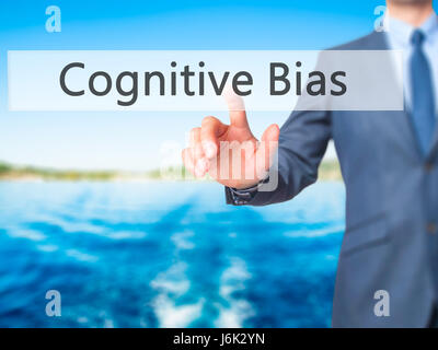 Biais cognitif - Man cliquez sur l'écran tactile virtuel. L'activité et l'informatique concept. Stock Photo Banque D'Images