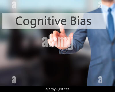 Biais cognitif - Man cliquez sur l'écran tactile virtuel. L'activité et l'informatique concept. Stock Photo Banque D'Images