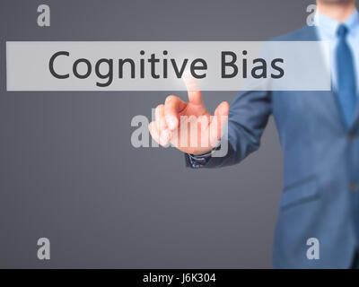 Biais cognitif - Man cliquez sur l'écran tactile virtuel. L'activité et l'informatique concept. Stock Photo Banque D'Images