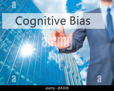 Biais cognitif - Man cliquez sur l'écran tactile virtuel. L'activité et l'informatique concept. Stock Photo Banque D'Images