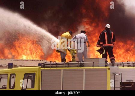 Dubaï, Émirats arabes unis -31 juillet 2004 : Les pompiers de la Défense civile de Dubaï lutter contre l'incendie après un incendie éclate dans un composé du travailleur à la périphérie de Dubaï. PHOTO : PAUL VELASCO Banque D'Images